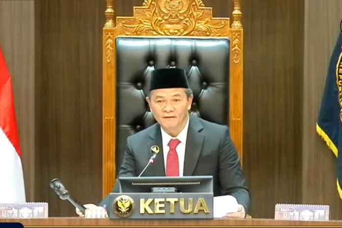 Ketua Etik DKPP, Heddy Lugito, saat membacakan putusan etik terhadap Komisioner KIP Kota Langsa, Iqbal Suliansyah.