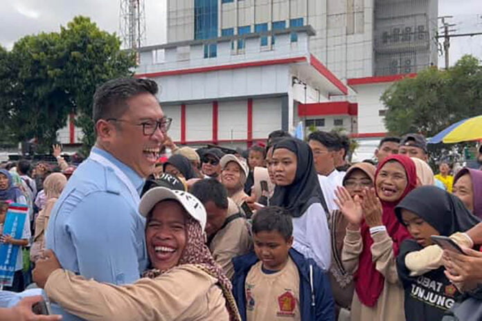 Ketua DPD Partai Gerindra Jawa Tengah, Sudaryono, disambut meriah saat bertemu dengan para pendukungnya. (Istimewa)