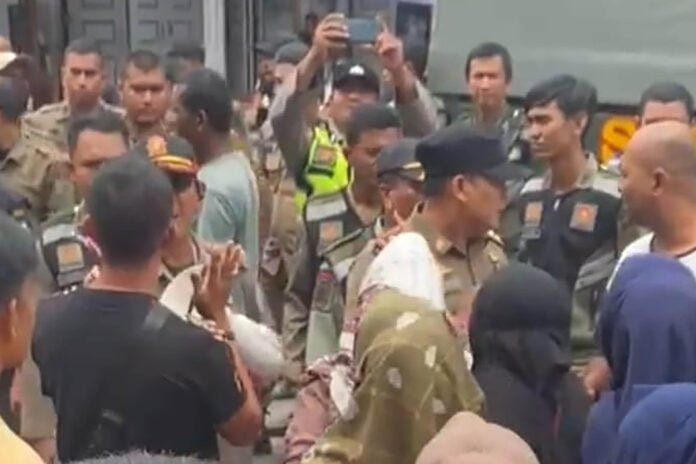 Pedagang Kaki Lima (PKL) Pasar Aceh Tolak Relokasi.