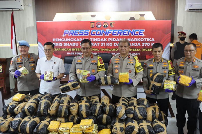 Kapolda Aceh Irjen Pol Achmad Kartiko (tengah) memperlihatkan barang bukti narkoba jenis sabu-sabu di Banda Aceh.