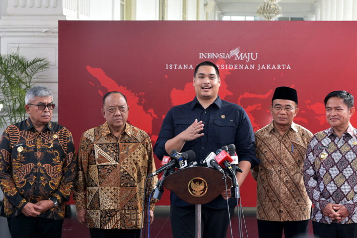 Menpora Dito Ariotedjo bersama menteri lain dan Pj Gubernur Aceh Bustami Hamzah memberikan keterangan pers Usai Ratas Lanjutan Pembahasan Persiapan PON XXI Aceh-Sumt di Istana Merdeka, Jakarta, Kamis (13/06/2024). (Foto: Humas Setkab)