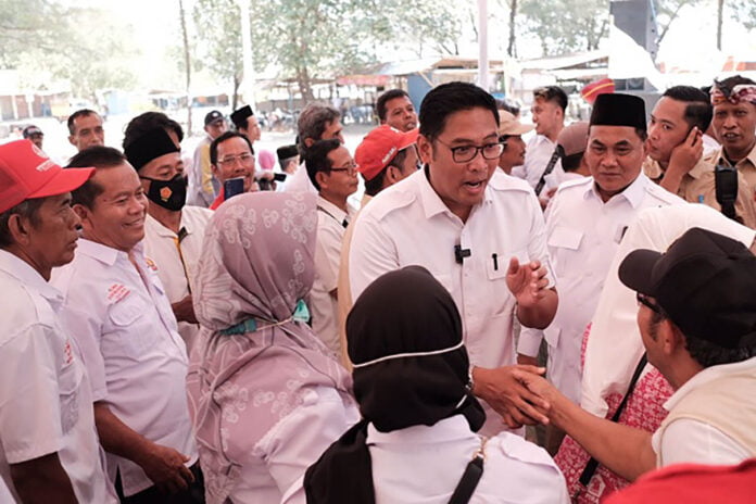 Sudaryono Calon gubernur Jawa Tengah Sudaryono menyalami.