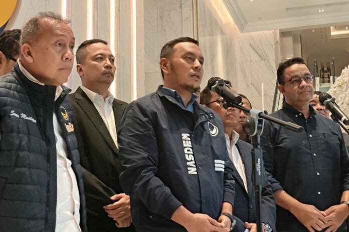 Sekretaris Badan Pemenangan Pemilu (Bappilu) Partai Nasdem Willy Aditya (tengah) dalam jumpa pers terkait dukungan untuk Anies Baswedan di Nasdem Tower, Jakarta, Senin, 22 Juli 2024. (Foto: Kompas)