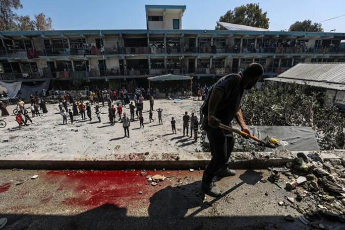EPA Seorang warga Palestina membersihkan puing-puing di sekolah UNRWA yang hancur akibat serangan udara Israe. (Foto: EPA)