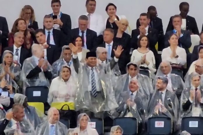 JAS Menteri Pertahanan RI sekaligus presiden terpilih Prabowo Subianto menghadiri pembukaan Olimpiade Paris 2024 yang dihelat di Sungai Seine, Paris, Perancis, sekitar pukul 19.30 waktu setempat, atau Sabtu (27/7/2024) pukul 00.30 WIB. Ia terlihat melambaikan tangan ketika kontingen RI melintas.(Dok. Tim Media Prabowo)