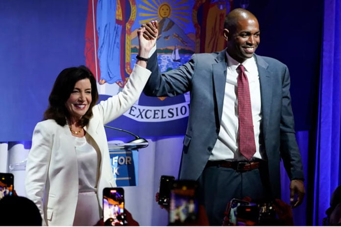 PER Gubernur New York, Kathy Hochul, berdiri bersama Letnan Gubernur Antonio Delgado dalam sebuah acara pemilu di New York, AS, 28/6/2022. (Foto: voaindonesia.com)