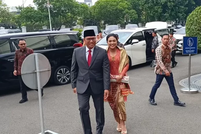 Ketua DPD Partai Gerindra Jawa Tengah (Jateng), Sudaryono tiba di Kompleks Istana Kepresidenan, Jakarta pada sore hari ini, Kamis (18/7/2024). Artikel ini telah diterbitkan di halaman SINDOnews.com pada Kamis, 18 Juli 2024 - 14:57 WIB oleh Raka Dwi Novianto dengan judul 