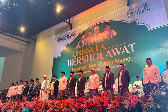 sdr Kegiatan Unissula Bersholawat diikuti puluhan ribu warga.