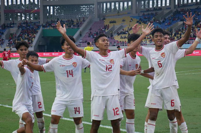 Para pemain Timnas U-16 Indonesia berselebrasi usai Daniel Alfrido mencetak gol ke gawang Timnas U-16 Vietnam, dalam laga perebutan tempat ketiga ASEAN Cup U-16 2024