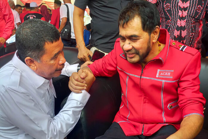 Muzakir Manaf atau Mualem calon gubernur Aceh (kanan) bersama Cut Muhammad Ketua DPW Tani Merdeka Aceh (kiri).
