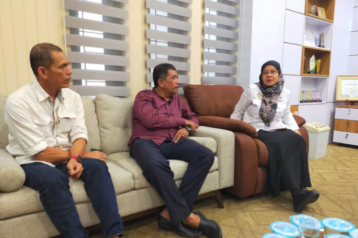 Cut Muhammad dan Kepala Dinas Pertanian dan Perkebunan Aceh Cut Huzaimah Ketua DPW Tani Merdeka Provinsi Aceh, Cut Muhammad (tengah) dan Kepala Dinas Pertanian dan Perkebunan Aceh, Cut Huzaimah (kanan)