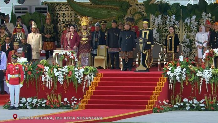 Prabowo di samping kanan Jokowi saat upacara HUT ke-79 RI. (Tangkapan layar YouTube Sekretariat Presiden)