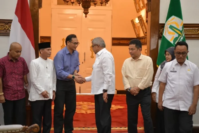 PJ G Pj Gubernur Aceh, Bustami bersalaman dengan Tim Findco Investor Berhad Selaku Delegasi Investor Malaysia, di Pendopo Gubernur Aceh, Banda Aceh, Selasa (20/08/2024).