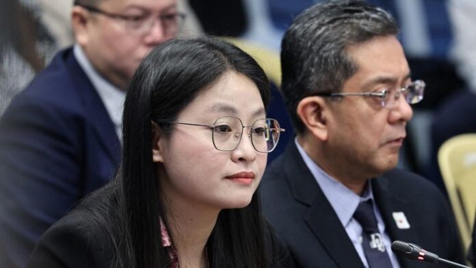 Alice Guo, mantan Wali Kota Filipina (kiri).