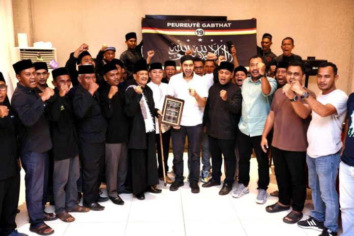 Gabthat Ketua Umum Partai Gabthat Teungku Ahmad Tajuddin (Abi Lampisang) memberikan dukungan kepada Mualem pada Selasa malam (3/9/2024) di Restoran Aceh Seafood, Kota Banda Aceh.