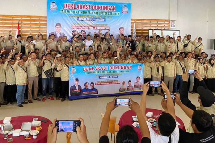 Ratusan anggota Tani Merdeka Kebumen saat mengadakan deklarasi pasangan Ahmad Lutfi-Taj Yasin dan Lilis-Zaeni di Pilkada 2024.