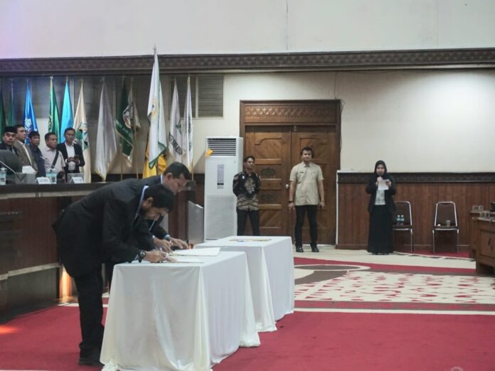 Mualem Mualem-Dek Fadh teken pernyataan kesiapan menjalankan MoU Helsinky dan UUPA.