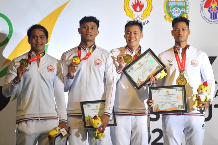 Tim renang DKI Jakarta (dari kiri ) Putra M Randa, Dwiki Anugerah, Nicholas Karel Subagyo dan Joe Aditya Wijaya Kurniawan berpose saat upacara pengalungan medali Final Renang 4x200 meter gaya bebas estafet putra PON XXI Aceh-Sumut di Kolam Renang Selayang Dispora Sumatera Utara, Medan, Minggu (15/9/2024).