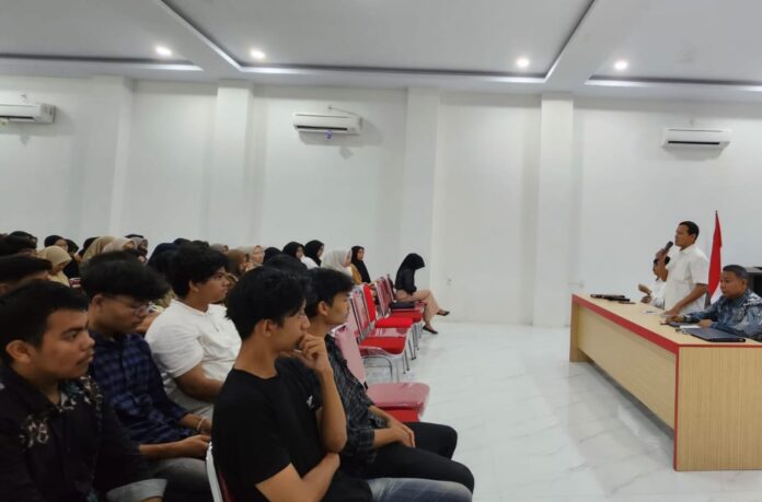 Calon wakil gubernur Aceh, H. Fadhlullah, mengisi kuliah umum didepan ratusan mahasiswa dan mahasiswi sejumlah perguruan tinggi yang ada di Banda Aceh dan Aceh Besar