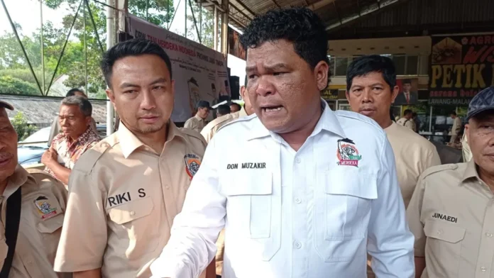 Ketua Don Muzakir Ketum Umum DPP Tani Merdeka Don Muzakir didampingi Ketua DPW Tani Merdeka Jatim Riki Septiadi, siap mengawal program Presiden RI terpilih Probowo Subianto.