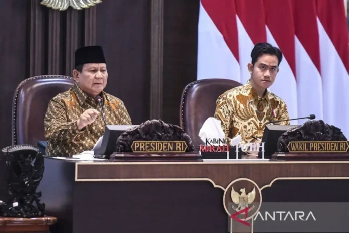 Presiden Prabowo.jp Presiden Prabowo Subianto (kiri) dan Wakil Presiden Gibran Rakabuming Raka memberikan arahan saat sidang kabinet paripurna di Kantor Presiden, Jakarta, Rabu (23/10/2024). (Foto: Antara)