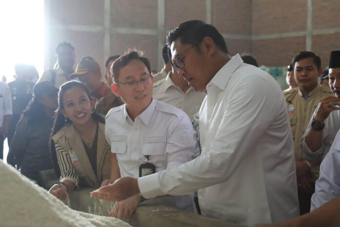 Sdh Wakil Menteri Pertanian (Wamentan) RI Sudaryono mengatakan bahwa Perum Buloga siap menyerap minimal 600 ribu ton beras dari petani untuk musim tanam kali ini. Hal ini disampaikan Sudaryono saat mengunjungi para petani di Kabupaten Demak, Jawa Tengah, Kamis (3/10/2024), untuk mengoptimalkan percepatan tanam.(Dok. Kementan)