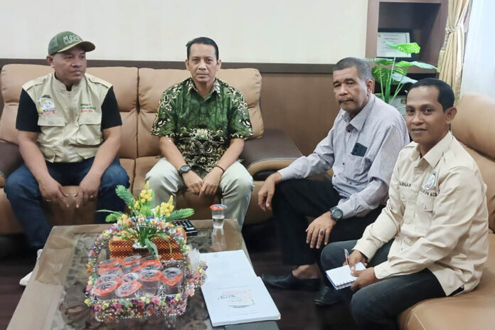 Kepala Dinas Pangan Aceh, Surya Rayendra bersama Ketua DPW Tani Merdeka Provinsi Aceh Cut Muhammad.