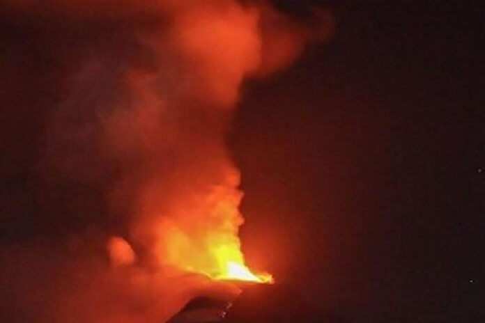 Gunung Lewotobi Laki-laki Gunung Lewotobi Meletus