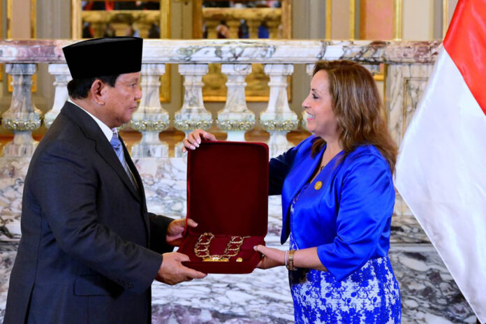 Presiden Prabowo Dalam kunjungan resminya ke Peru, Presiden Republik Indonesia, Prabowo Subianto, dianugerahi tanda kehormatan tertinggi “Grand Cross of the Order of the Sun of Peru” oleh Pemerintah Peru. Penghargaan tersebut diberikan dalam upacara resmi di Istana Pemerintahan, Lima, Kamis (14/11/2024). (Foto: BPMI Setpres)