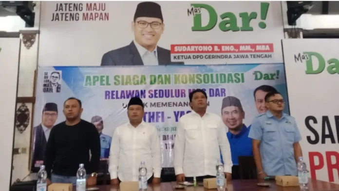 Ketua Umum Tani Merdeka Indonesia yang juga Koordinator Relawan Sudaryono, Don Muzakir (kedua dari kanan), memimpin apel dan konsolidasi para koordinator Sedulur Mas Dar, Kamis (21/11/2024) malam.