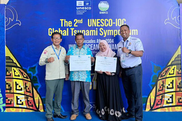 Siagam Kalaksa BPB Aceh Besar foto bersama Keuchik Gampong Mon Ikeun dan Lam Kruet Lhok Nga Aceh Besar, usai penyerahan sertifikat Tsunami Ready Community pada 2nd UNESCO IOC Global Peringatan 20 Tahun Tsunami Aceh 2024 di Balai Meuseuraya Aceh, Banda Aceh,