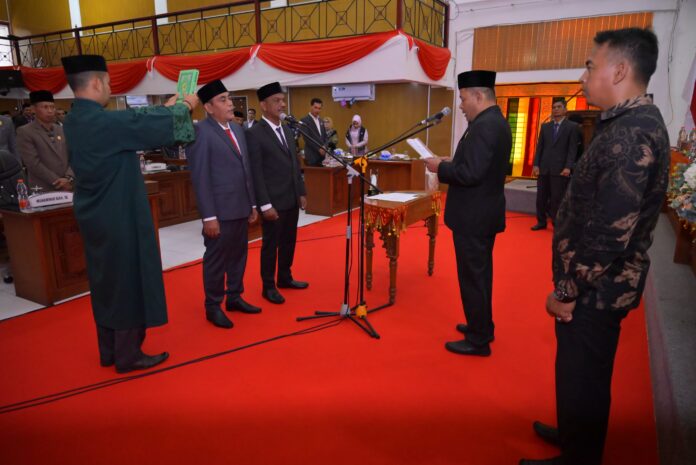 Kepala Subbag Tata Usaha Kementerian Agama Aceh Jaya, H Saifullah bertindak sebagai rohaniawan pada pelantikan PAW anggota DPRK Kabupaten Aceh Jaya.