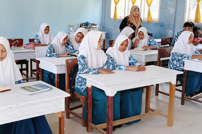 Mengaji Siswa di Aceh Jaya mengaji sebelum belajar