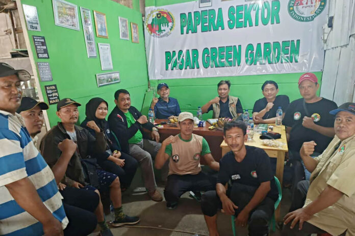 Dewan Pimpinan Pusat (DPP) Papera bertemu dengan para pedagang di Pasar Grand Garden, Kedoya, Jakarta Barat