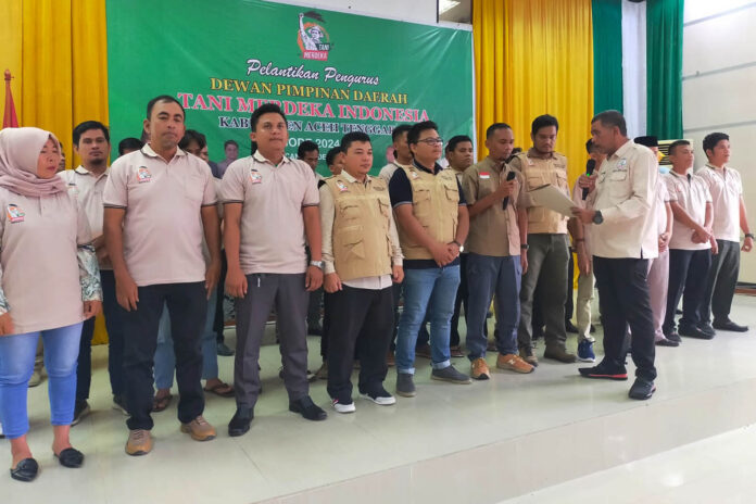 Ketua DPW Tani Merdeka Indonesia Provinsi Aceh Cut Muhammad melantik pengurus DPD Tani Merdeka Indonesia Kabupaten Aceh Tengggara, Selasa 31 Desember 2024.