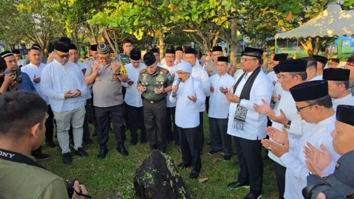 Penceramah kondang KH Abdullah Gymnastiar atau Aa Gym saat tausiyahnya pada puncak peringatan 20 tahun tsunami Aceh yang bertajuk ‘Aceh Thanks The World’, di halaman Masjid Raya Baiturrahman Banda Aceh, pada Kamis, 26 Desember 2024.