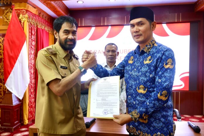 MEH Gubernur Aceh, Muzakir Manaf atau Mualem, menyerahkan SK kepada M Nasir Syamaun sebagai Pelaksana Tugas (Plt) Sekretaris Daerah (Sekda) Aceh.