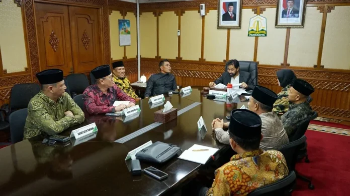 Gubernur Muzakir Manaf memimpin RUPS LB Bank Aceh. Foto: IST