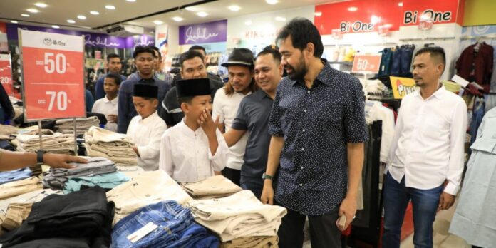 Mualem Gubernur Aceh Muzakir Manaf, saat membelanjakan pakaian lebaran untuk anak yatim di Lhokseumawe, Selasa (11/3/2025).