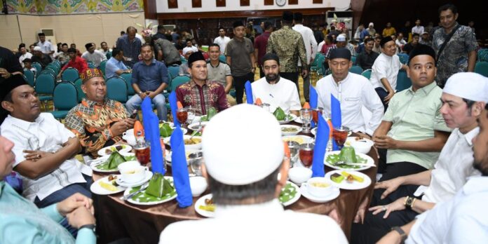 Mualem Gubernur Aceh, Muzakir Manaf, didampingi Wakil Gubernur Aceh, Fadhlullah, SE, saat menghadiri acara Silaturahmi dan Buka Puasa bersama dengan Partai Koalisi di Anjong Mon Mata Mata, Banda Aceh, Kamis (6/3/2025).