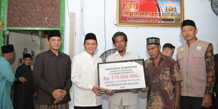 Wakil Gubernur Aceh, H. Fadhlullah, SE, saat menyerahkan santunan Ramadhan senilai Rp. 315 juta dari Muzaki Baitul Mal Aceh untuk dibagikan kepada 315 mustahik di Bireuen, Rabu (12/3/2025).