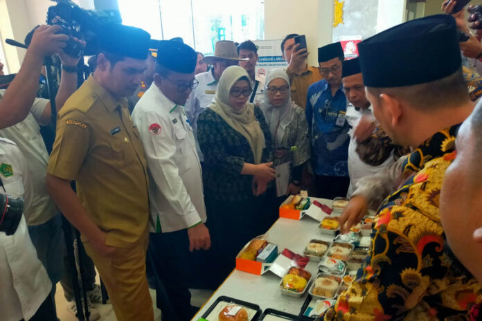 Masan Plt Sekda Aceh M Nasir dan Kepala Kanwil Kemenag Aceh, Azhari sedang melihat menu makanan untuk para jemaah haji asal Aceh selama perjalanan ke tanah suci.