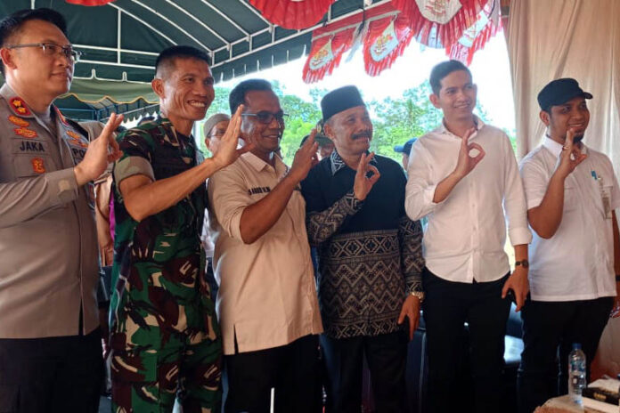 PIDIE Sarjani Abdullah Bupati Kabupaten Pidie bersama ketua DPD Tani Merdeka Indonesia Kabupaten Sabirin saat menghadiri Panen Raya di Tiro