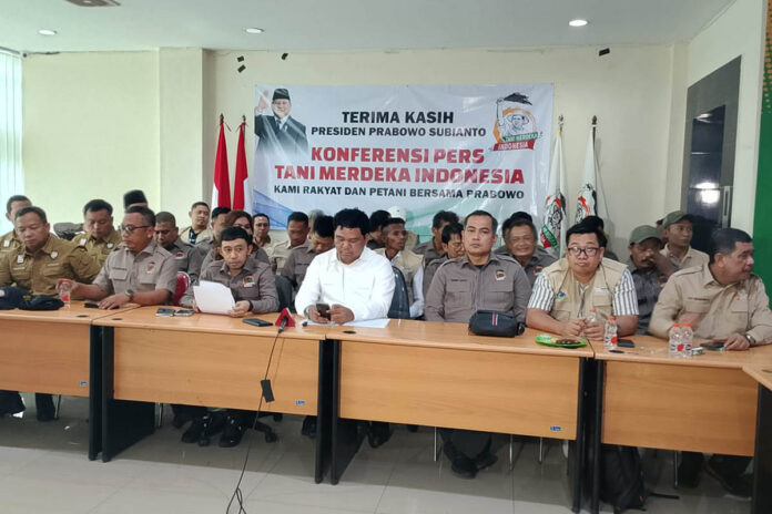 Tani Don Muzakir Ketua Umum DPN Tani Merdeka Indonesia (baju putih) sedang menggelar konferensi pers di Jakarta pada Minggu 31 Agustus 2025.