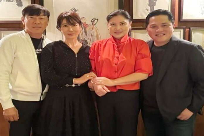 Erick Thohir bersama Shin Tae-yong bersama istri menikmati makan malam Jumat (24/5/2024). Shin Tae-yong memberikan 3 kode siap kembali latih Timnas Indonesia. (@erickthohir)
