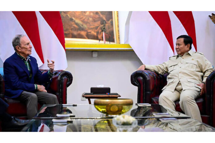 prabowo-bloomberg Presiden Prabowo Subianto (kanan) menerima kunjungan miliarder ternama, sekaligus pendiri Bloomberg L.P, Michael Bloomberg dan delegasi di Istana Kepresidenan, Jakarta, Selasa (18/11/2025)