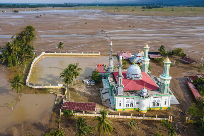 Banjir bandang yang menerjang wilayah Meureudu, Kabupaten Pidie Jaya, Provinsi Aceh merendam ribuan hektare sawah dan lahan pertanian. (Foto: Antara)