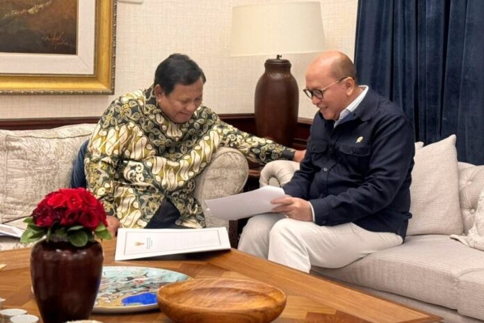 Presiden Prabowo Subianto menerima Menteri Investasi dan Hilirisasi sekaligus Kepala Badan Pengelola Investasi Daya Anagata Nusantara (BPI Danantara), Rosan Perkasa Roeslani, di kediaman pribadinya, Kertanegara, Jakarta, pada Sabtu malam, 27 Desember 2025. (Foto: BPMI Setpres)