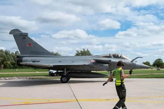 Pesawat jet Rafale uji terbang di Escadron de Transformation Rafale (ETR) 3/4 Aquitaine, Base Aérienne 113, Saint-Dizier, Prancis