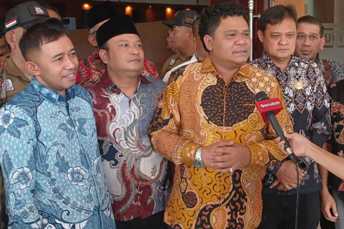 Don Muzakir Ketua Umum DPN Tani Merdeka Indonesia (tengah)